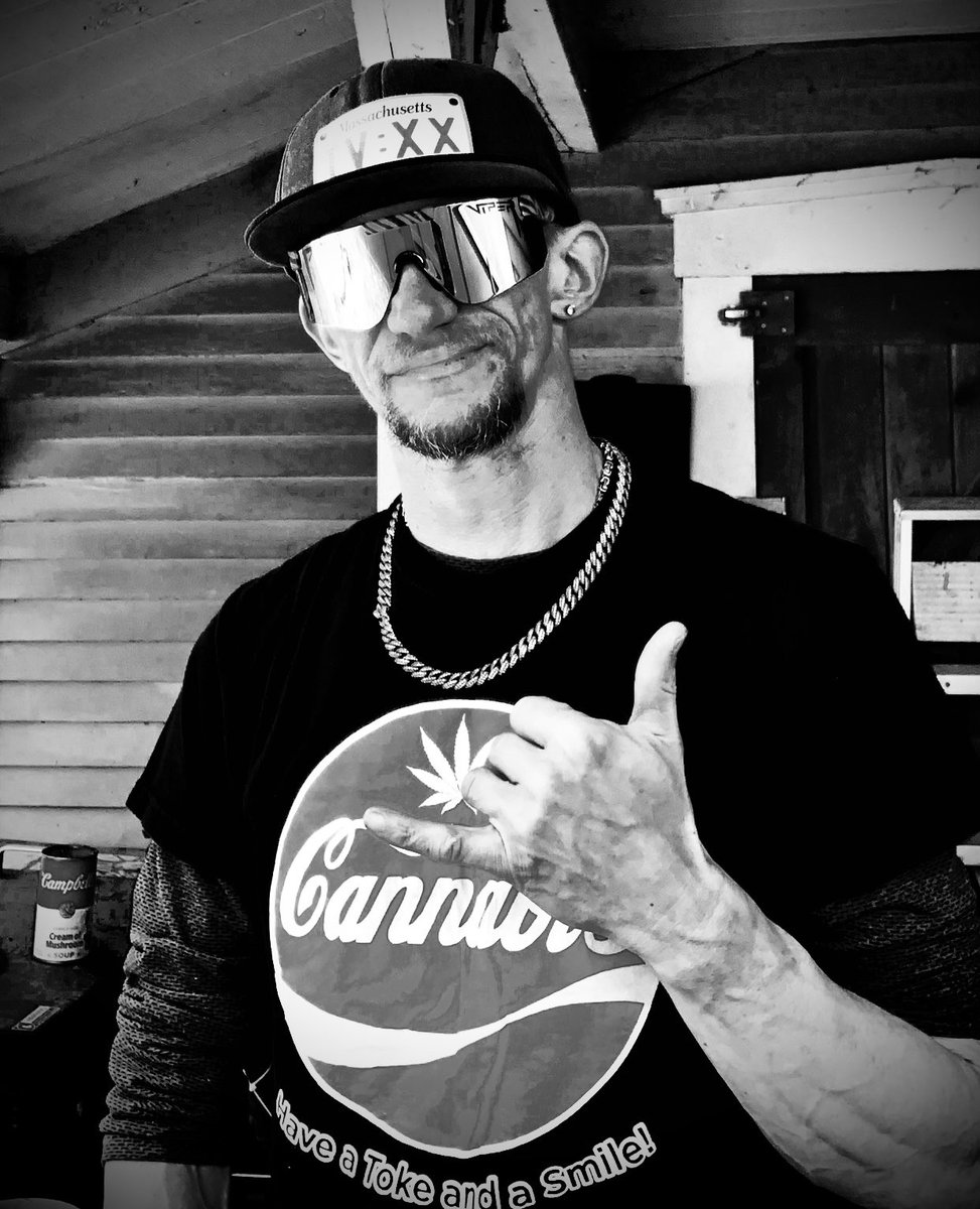 jhcowboy3's tweet image. Dreamin in color, livin in black and white. 🤙🏻💚💨😎 #YeahBro #StonerFam #420Life