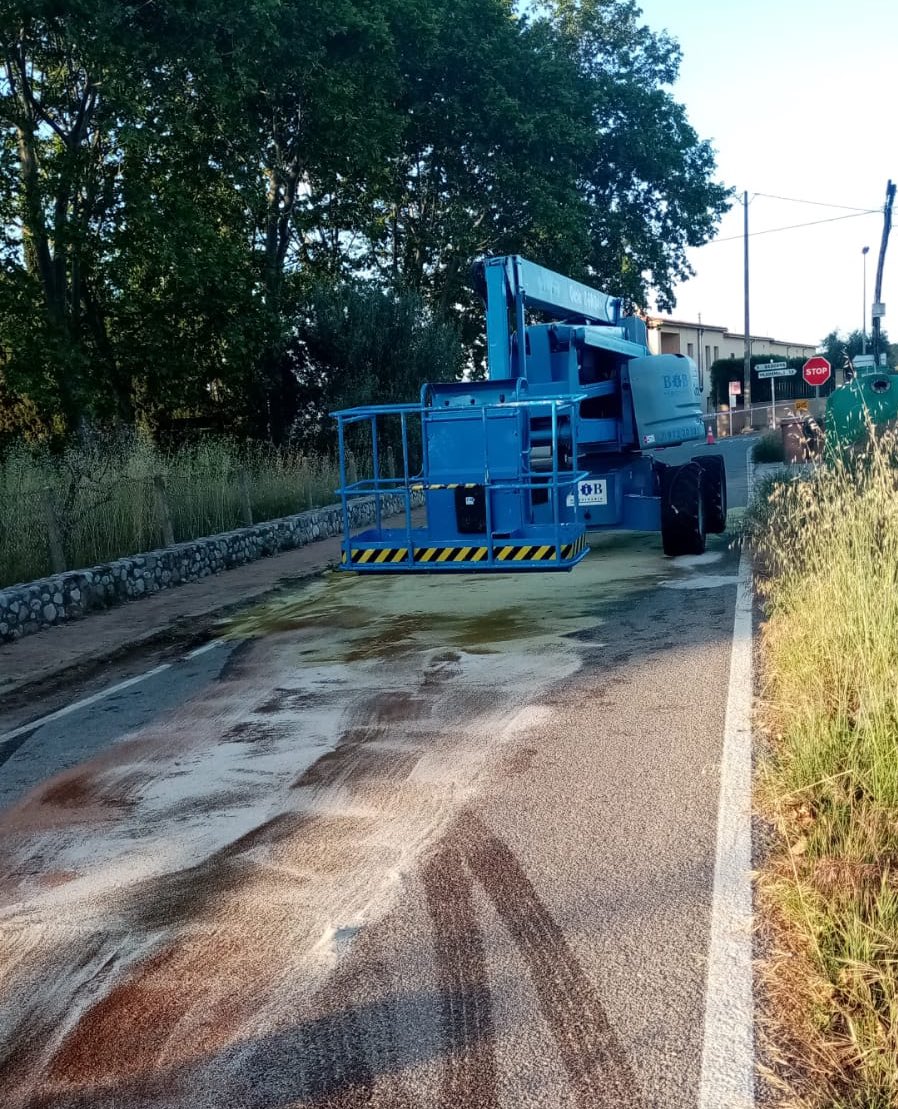 DiputacioGirona's tweet photo. 🚧⛔ Tallada la GIV-5132 entre el PK 9+500, al trencant de l’Hostal Sec, fins a #Galliners per una màquina avariada al mig de la carretera.
🚘Està previst que la circulació es pugui reprendre amb normalitat demà dimarts al matí.
#XarxaViàriaDdGi https://t.co/dJZ5mffhs1