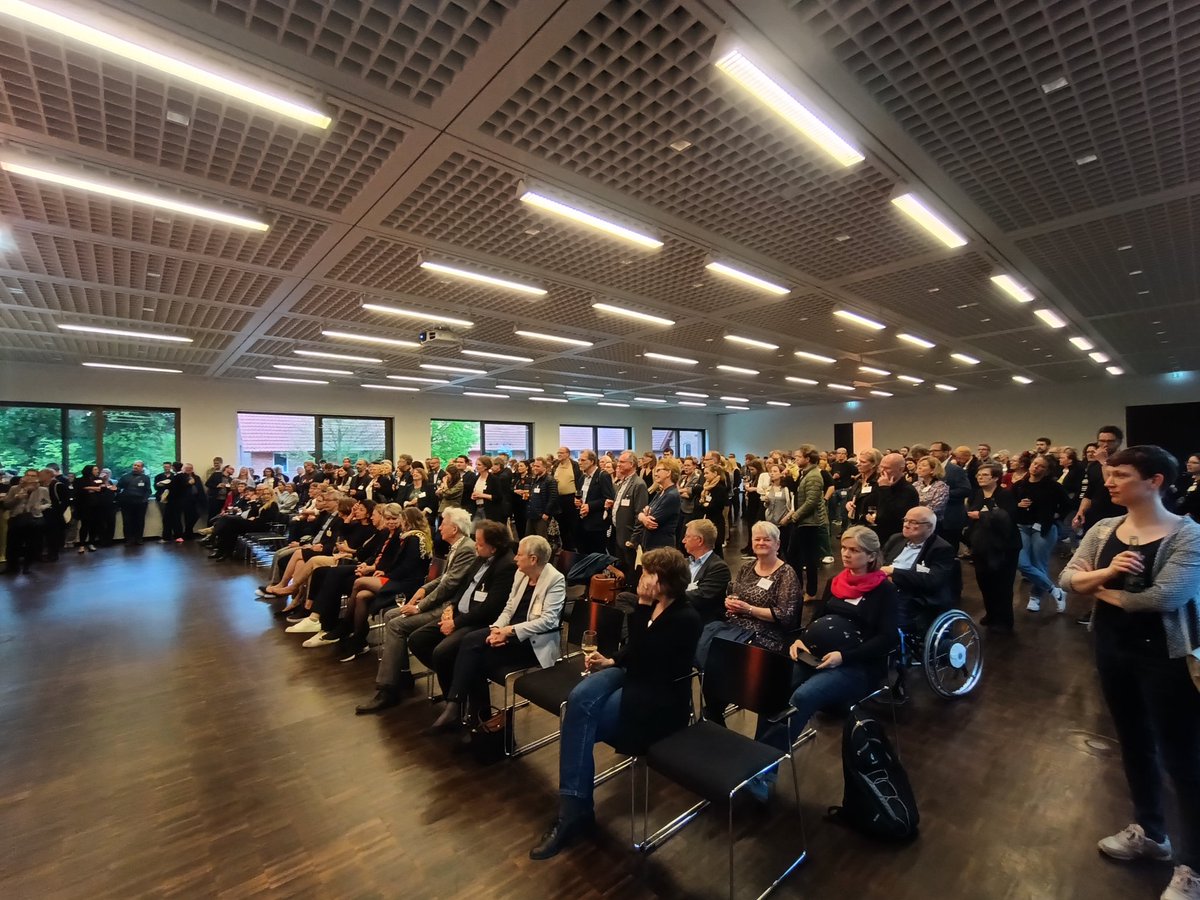 Vor dem Essen die Begrüßungsworte. Gespanntes (oder hungriges?) Museumspublikum 😬
#dmb23