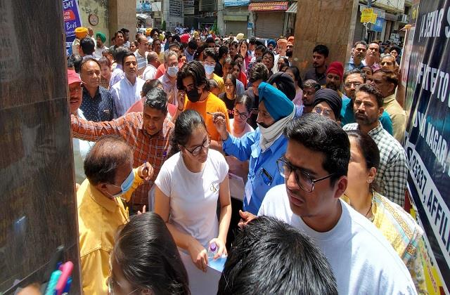 punjabkesari's tweet photo. NEET 2023: Examination Hall में एंट्री की सख्त चैकिंग प्रक्रिया से टैंशन में आए भावी डाक्टर्स
https://t.co/Y1dQnOlICF
#NEET2023 #doctors #tension #strictchecking # #process #entry #examinationhall #hindinews #latesthindinews #punjabnews https://t.co/TiH8S0GWqF