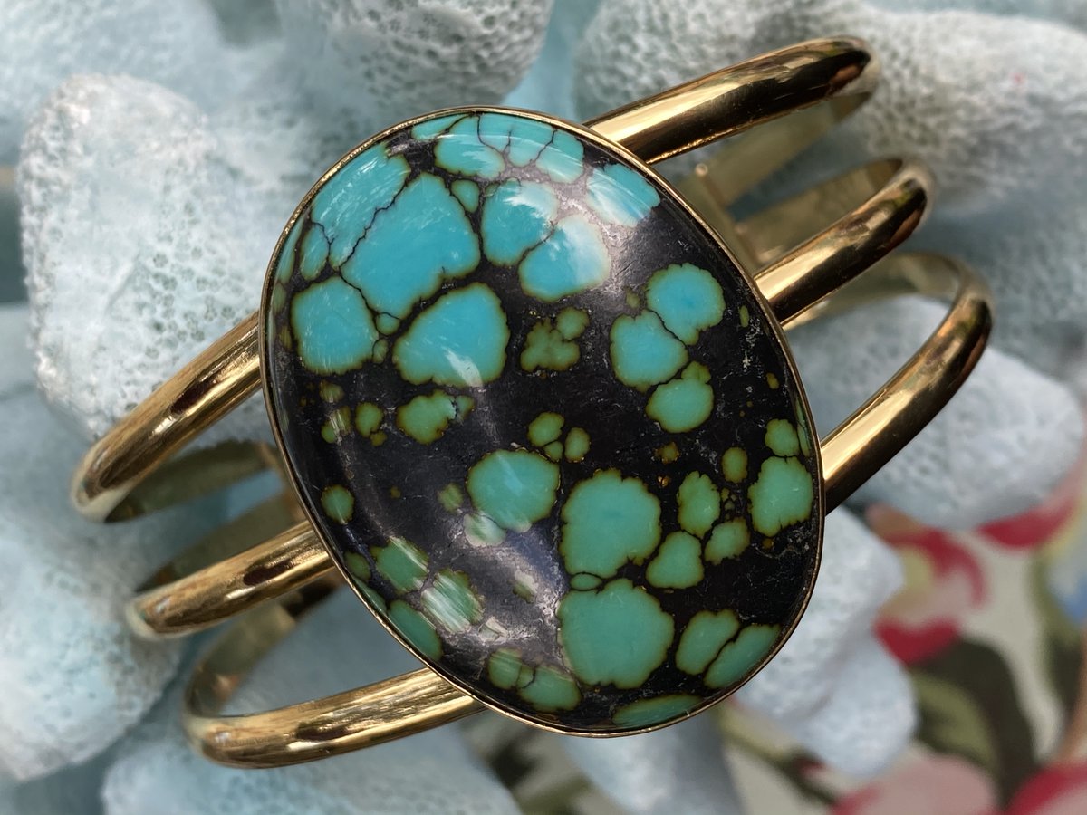 Charles Albert Turquoise & Alchemia Gold Handcrafted Artisan 3 Band Cuff Bracelet

SHOP LINK IN BIO.

#charlesalbert #turquoisejewelry #charlesalbertjewelry #turquoisebracelet