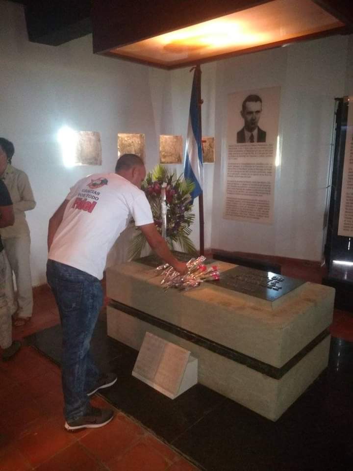 SuselyMorfaG's tweet photo. Digno homenaje tributó #hoy el pueblo matancero a Antonio Guiteras Holmes y Carlos Aponte en el 88 aniversario de su caída en combate.
#TenemosMemoria #MatancerosEnVictoria @DiazCanelB @DrRobertoMOjeda @MMarreroCruz @RPolancoF @mariofsabines @IzquierdoAlons1 https://t.co/8ElwSZ5WMP