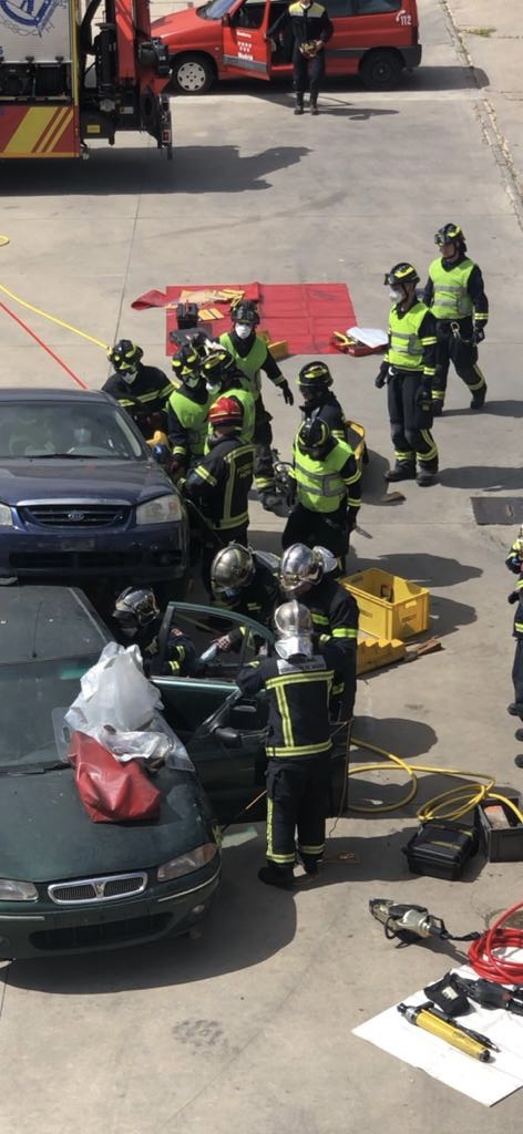 112cmadrid's tweet photo. 🔸Día de formación conjunta entre @BomberosMad y #BomberosCM del #Parque32 de #Villaviciosa.

🔹Actuación ante un accidente de tráfico con víctimas atrapadas. 

🔸La formación es clave para intercambiar experiencias y conocimientos.

#ASEM112 https://t.co/DBnIpRUTPW