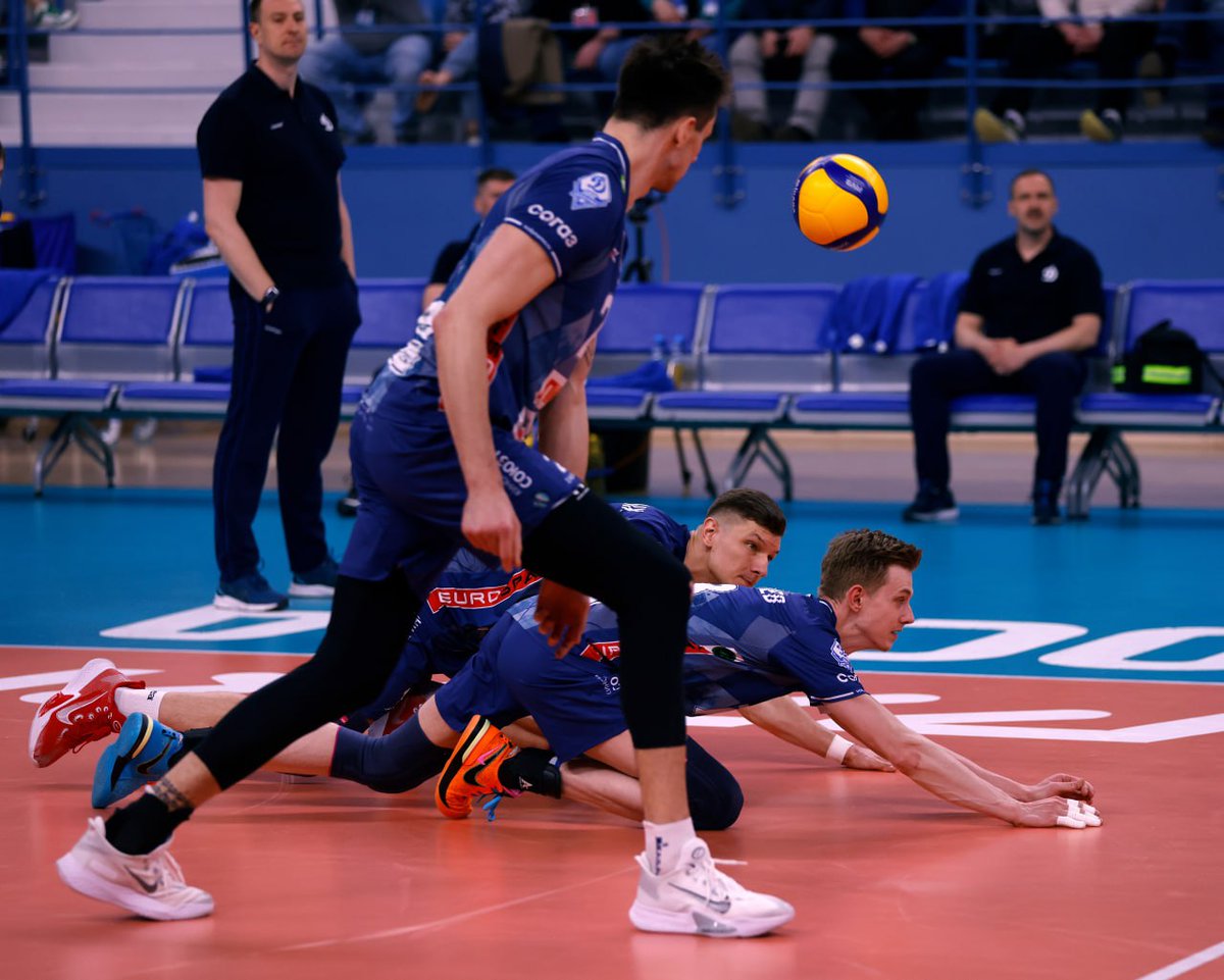 🥈 Казанский Зенит возвращается на вершину российского волейбола, столичное Динамо возвращается на второе место. В целом, преимущество казанцев по ходу всей серии было очевидным, и травма капитана команды Павла Панкова лишь сократила шансы москвичей на продолжение борьбы в финале