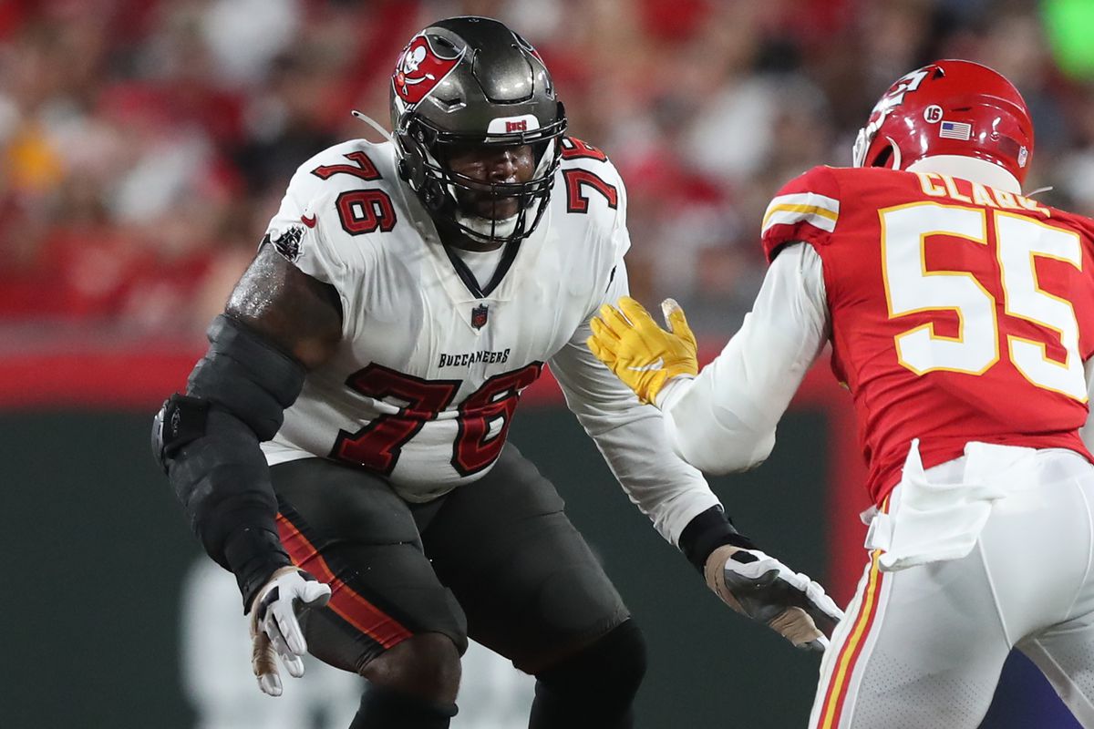 NFL_DovKleiman's tweet photo. The #Chiefs plan to begin with former #Bucs Donovan Smith as their starting Left Tackle, according to Andy Reid.

Smith allowed allowed 31 pressures and 6 sacks last season while his 12 accepted penalties against were the most of any player in the NFL last season. He had at least 3 penalties that directly cost Tom Brady TDs.

The Chiefs signed former #Jaguars OT Jawaan Taylor to a 4-year, $80 million deal with $60M guaranteed in free-agency but the current plan for him is to play RT.