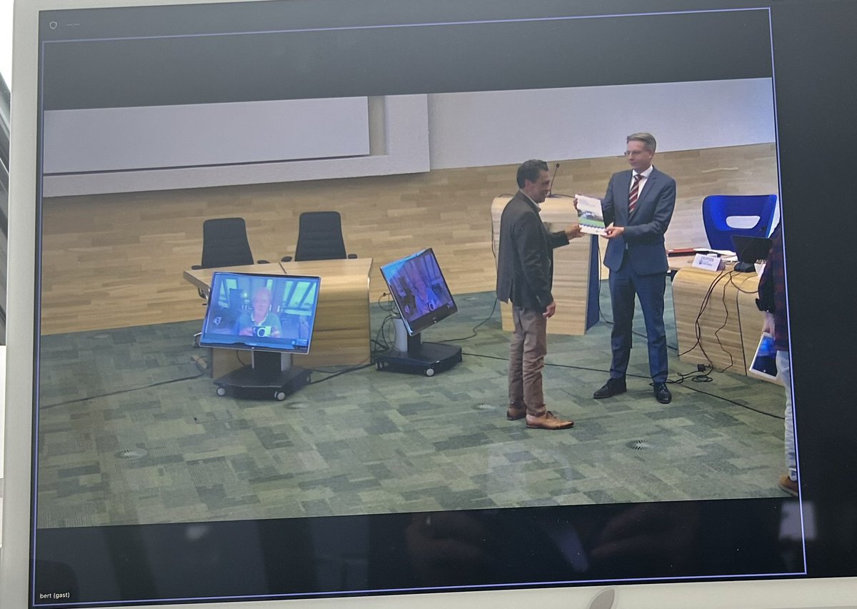 Het ging niet ‘fysiek’ vanwege een vervelende verkoudheid, maar ook via deze digitale weg de profielschets van de nieuw te benoemen kroonbenoemde burgemeester voor <a href="/Midden_Delfland/">Gemeente Midden-Delfland</a> in ontvangst te nemen. Een aantrekkelijke ‘landelijke’ gemeente tmv grote steden. <a href="/zuid_holland/">Provincie Zuid-Holland</a>