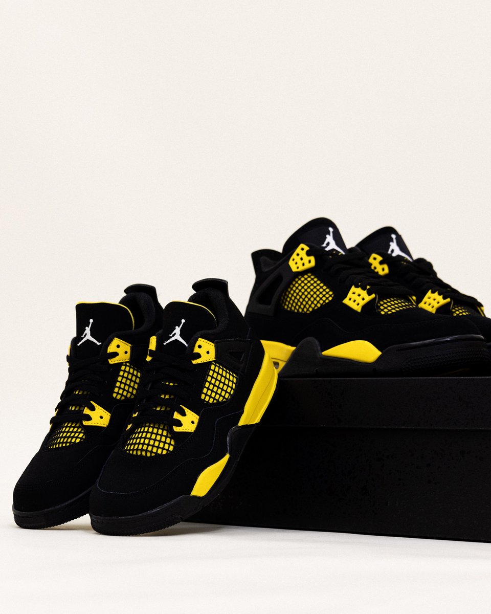 topsnbottomsusa's tweet photo. Lightning strikes the family with the Air Jordan 4 Thunder collection ⚡️
#AirJordan4 #ThunderCollection #FamilyKicks #SneakerAddict #Sneakerheads #topsandbottoms https://t.co/Y8gBIiiXUp