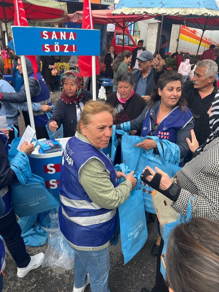 chpkayserikadin's tweet image. Türkiye'de #UmuduTaşı kampanyamız hız kesmeden devam ediyor. Bu yıl bahar tüm sevinciyle geliyor.
Kadın Kollarımız #AileDestekleriSigortası’nı #İldem'de vatandaşlarımızla paylaştı.
@CHPKadinKolu @herkesicinCHP