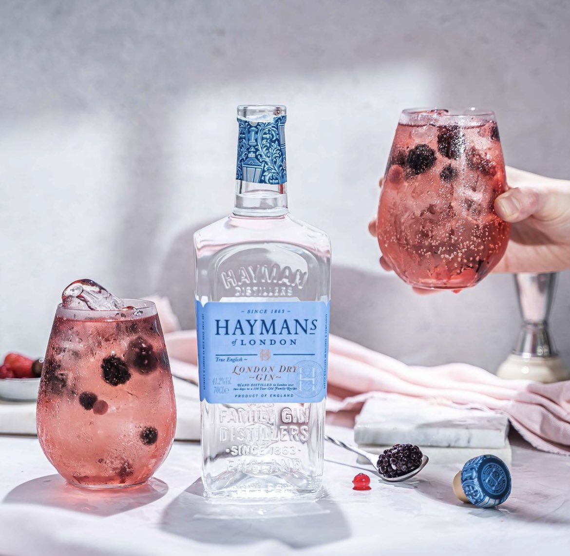 haymansgin's tweet image. If you're toasting, make it a Berry Royal G&amp;amp;T.

Add 50ml Hayman's London Dry with frozen berries over ice to a tumbler and top up with premium tonic.

#coronation #kingscoronation #royal #gandt