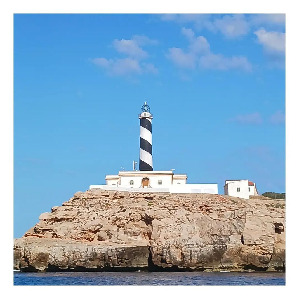 Lunes y travesía hecha!!
#curiosidad128
Algunos faros antiguos utilizaban fuego o combustibles como el aceite de ballena para producir luz. Estos combustibles eran peligrosos y podían provocar incendios, por lo que se necesitaba una persona para vigilar y mantener la llama e…