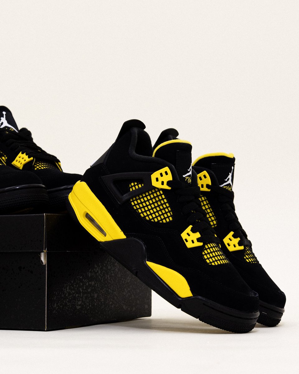 topsnbottomsusa's tweet photo. Lightning strikes the family with the Air Jordan 4 Thunder collection ⚡️
#AirJordan4 #ThunderCollection #FamilyKicks #SneakerAddict #Sneakerheads #topsandbottoms https://t.co/Y8gBIiiXUp