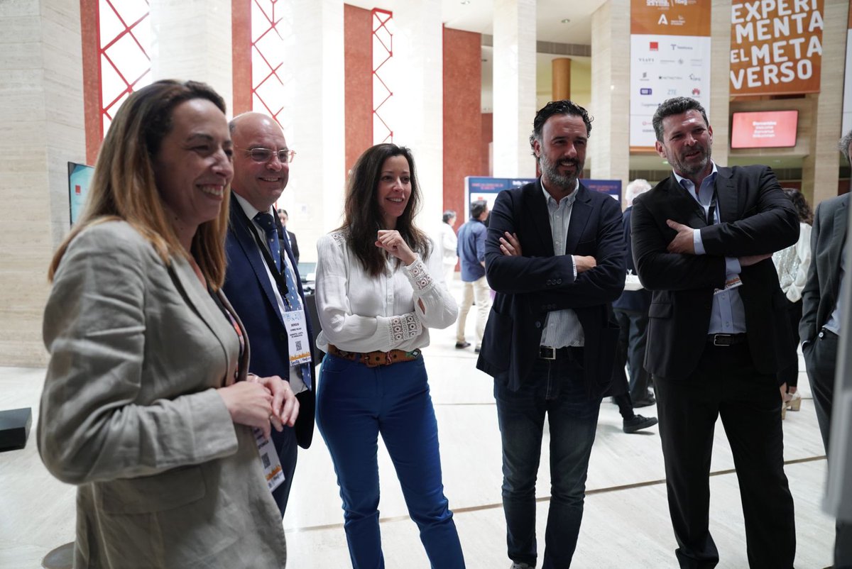 AgenciaDigAnd's tweet photo. 🟢El despliegue del #5G impulsa el crecimiento del #emprendimientodigital
Desde la colaboración público-privada ponemos en marcha iniciativas como @OpenFuture_And, donde surgen startups como @Sinapsystec_EU y @datacasas también presentes en @5G_FORUM #Sevilla https://t.co/QADc46cy7H