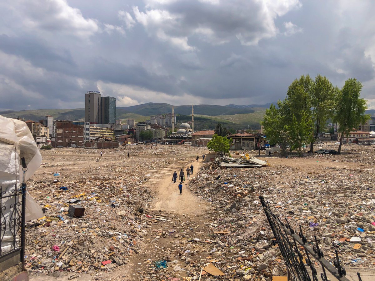 Burayı tanıdınız mı ?
Burası Malatya’nın merkezi en kalabalık noktası, Kayısının pazarı,Yüzlerce kişinin ekmek kapısıydı…
#Malatya #Deprem