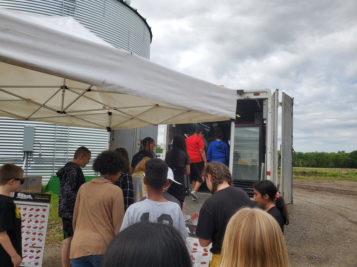 MrsHickcox5's tweet image. Today we did visited Greg Buckman Farms in Hallsville! It was so cool to learn how a cattle farm runs. #CREateleaders #cpsbest #cpsscience
