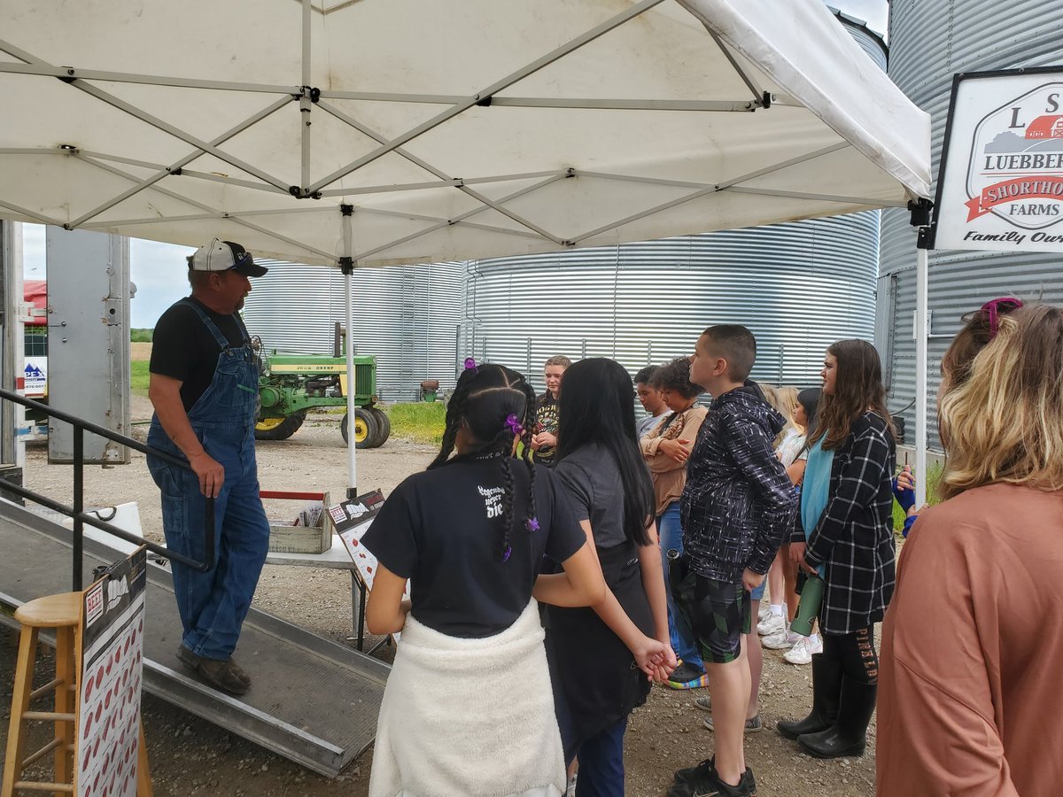 MrsHickcox5's tweet image. Today we did visited Greg Buckman Farms in Hallsville! It was so cool to learn how a cattle farm runs. #CREateleaders #cpsbest #cpsscience