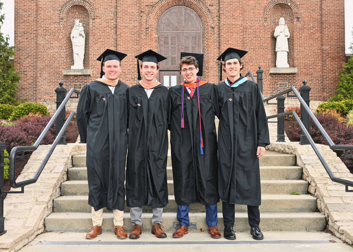 Congratulations to our men’s cross country seniors who graduated yesterday! 🎓✈️

#UDXC // #GoFlyers