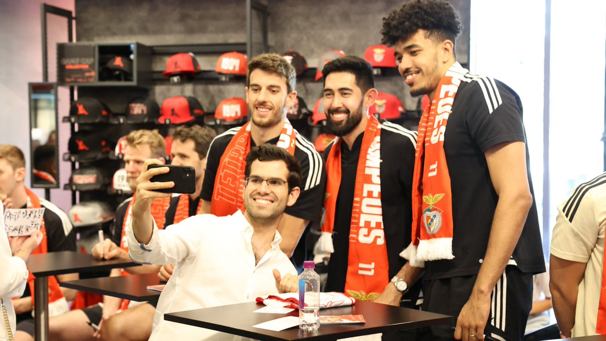 😁 Tarde de 𝘀𝗲𝗹𝗳𝗶𝗲𝘀 e 𝘀𝗼𝗿𝗿𝗶𝘀𝗼𝘀 na sessão de autógrafos dos Tetracampeões Nacionais na Benfica Official Store! 

#VóleiBenfica #SóHáUmBenfica