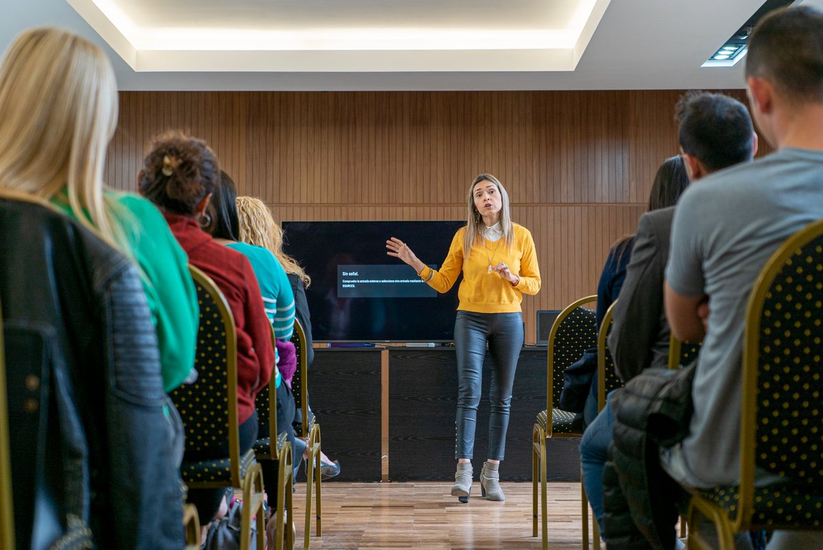 🦾Cursos y Capacitaciones con Inteligencia Artificial aplicada🧠

Los participantes del curso “Trato Adecuado a personas con discapacidad”, a cargo de INFOSSEP, rindieron un examen personalizado y único a partir de #InteligenciaArtificial , creado por la app Evaluados.