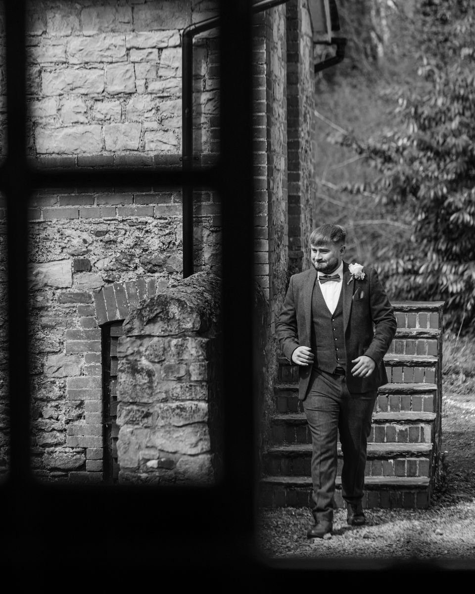 FlashbulbWales's tweet photo. Sneaky little capture of the moment Matthew leaves for his wedding ceremony at @pencoedhouse 
.
.
.
.
.
#pencoedhouse #cardiffweddingphotographer #groomprep #ceremonytime #pencoedhousewedding https://t.co/IwUySk4vmk