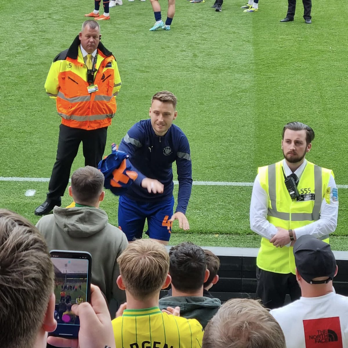 ChrisReevo's tweet photo. He never gives the ball awayyyy 🎶

But he gives his shirt away! 🤝

@TomTrybull 🫂

Always welcome back at #NCFC 💛 https://t.co/1xkHA5ZwrG