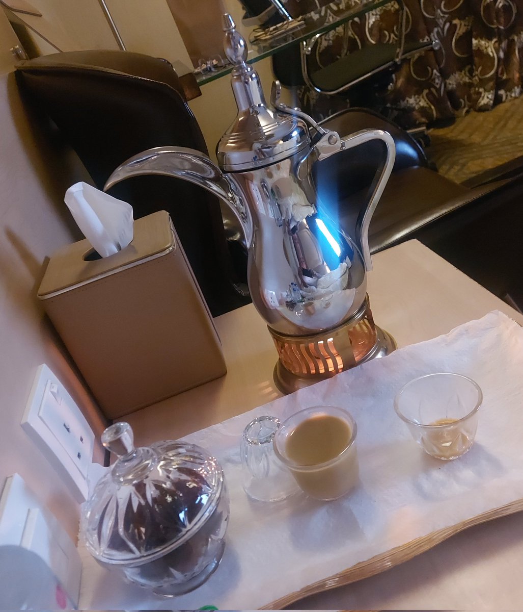 اصون وجهي عن القال والقيل
واحتزم بمربى شريعة والديني
لا ني مع الي مالو راسه يميل
ولا عمري اطوف منهو يحتريني
اجيبها من كل بد  ويالله تساهيل
تجي غصبن عليها والله تجيني
ماتعصي الدنيا على الرجاجيل
ولا تكسر ظهورهم مرار السنيني
يكسر الوقت رخومن وتماثيل
وترهب قلوبهم بحمرها عيني