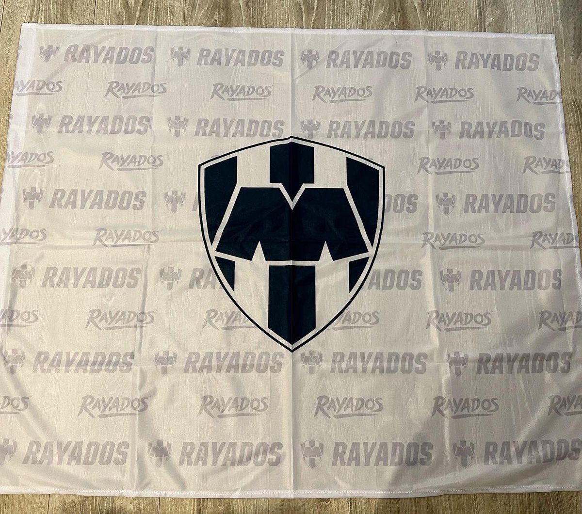 yarairuegas's tweet photo. Tengo estas últimas banderas a $500 pesos cada una.

Medida: 1.00 x 1.60 medida reglamentaria del club.

Con tipo de tela de mucha calidad. Como las que se venden en la tienda del estadio, pero estas son más grandes.

Aprovechen, son las últimas con esta medida. https://t.co/4gcLe6yMag