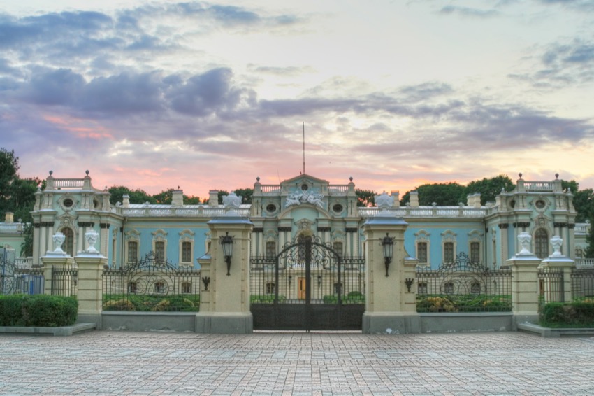 MattCreate1's tweet image. Marinsky Palace is a historic palace in Kiev, Ukraine, that was built in the mid-18th century.  Today, it is a popular tourist attraction and a symbol of Ukraine&apos;s cultural and political history.

#kiev #kyiv #ukraine #history