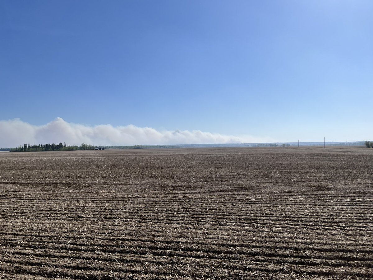 I have to say a huge thank you to the farmers who ploughed their fields despite Hell approaching. Or loaned their time and equipment to protecting their neighbours. It sure shows the power of community in a crisis. A plowed field is an excellent fire break! #albertans #wildfires https://t.co/yUdEQgzKjn