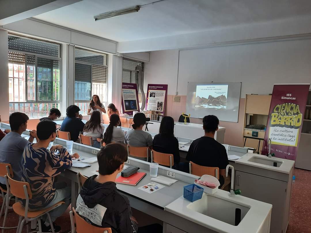 iessimancas's tweet photo. APRENDIENDO DULCEMENTE

El viernes los alumnos de Biología de 4° de ESO experimentaron un taller sobre el cacao y sus propiedades, haciendo además una cata de chocolates para aprender a percibir la cantidad de cacao que contienen, en el marco del proyecto "Ciencia en el Barrio". https://t.co/wq3OkP1G0R