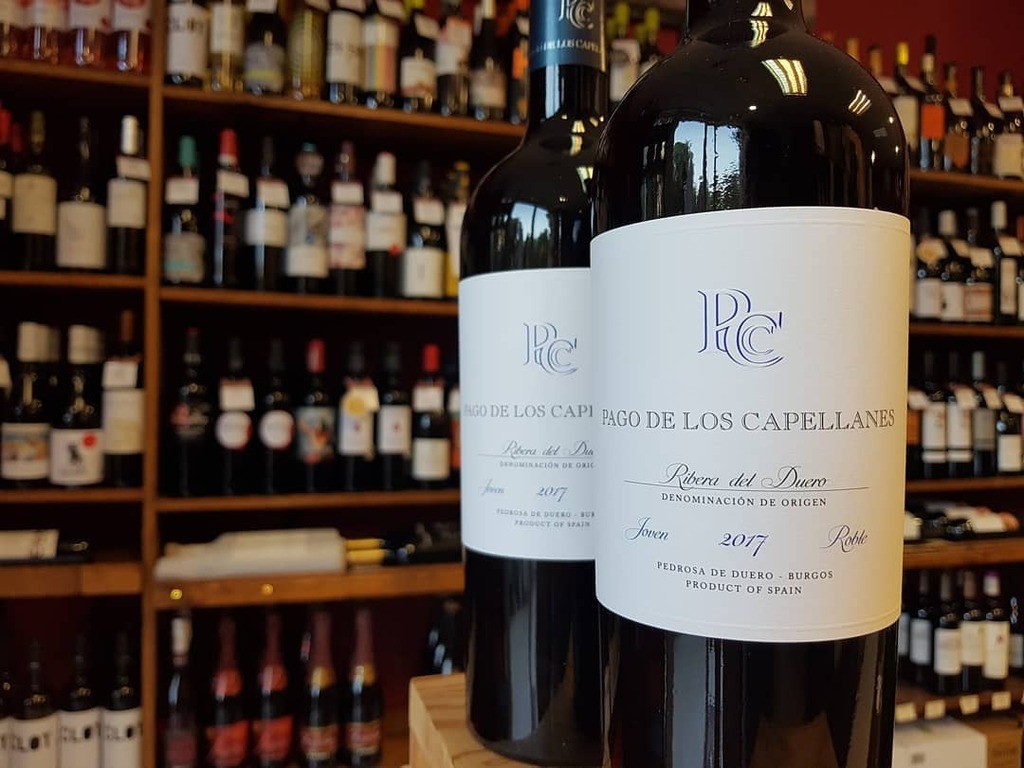 PAGO DE LOS CAPELLANES ROBLE 🍷

Un clásico de la DO Ribera del Duero que no puedes dejar de probar 🍷 Un tinto joven monovarietal, 100% Tempranillo. 

Paso por boca amplio, elegante, persistente y aterciopelado sin perder la viveza de los grandes vino… instagr.am/p/Cr_c5edtrQF/