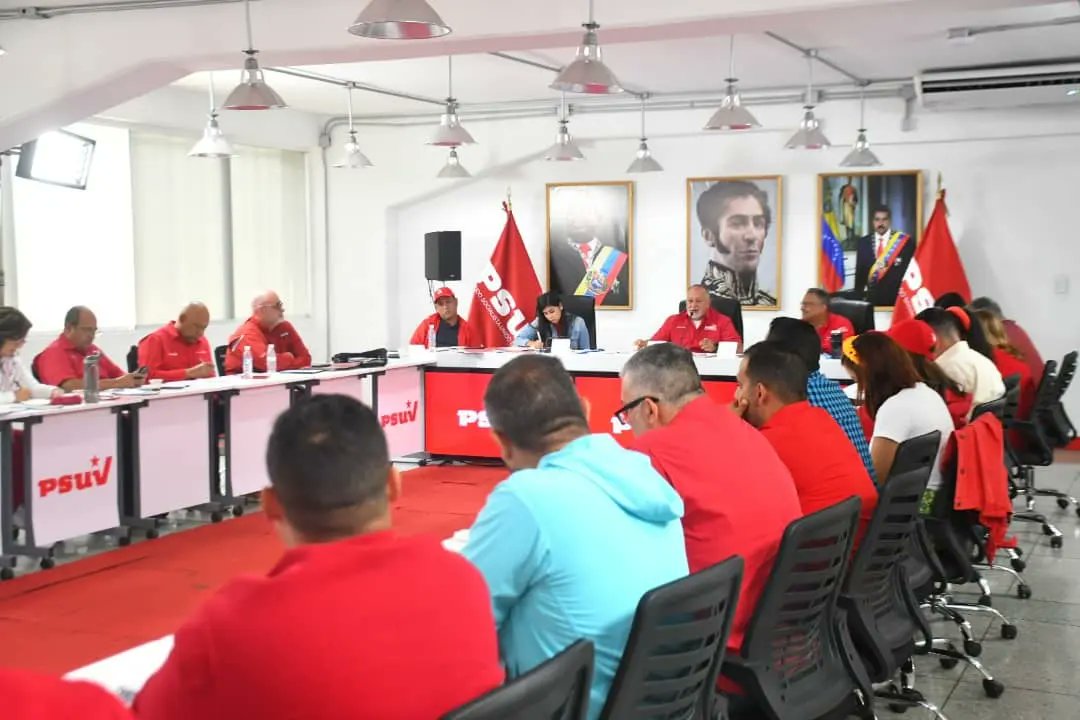 'Se ha dado continuidad a la territorialización de la @JuventudPSUV, ya lo hicieron en las UBCh, ahora estuvieron en las calles y en las comunidades. Tenemos 12 mil 877 asambleas en todo el país con más de 200 mil jóvenes en la vanguardia', Diosdado Cabello. #ConMaduroMásCerca