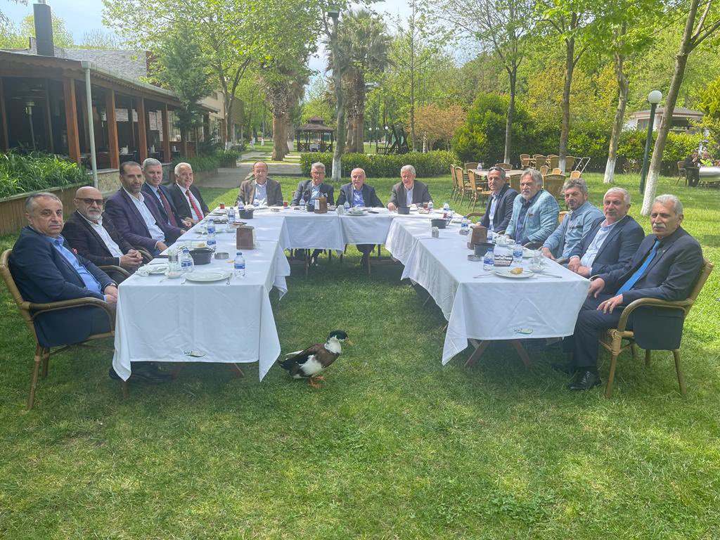 Bugün bir zamanlar birlikte siyaset yaptığımız Sarıyerli kadim dostlarla buluştuk.

Ortak siyasi maziye ve demokratik kültüre sahip olduğumuz dostlarla geleceğe dair duruşumuzun da aynı istikamette olduğunu görmek bizim için mutluluk vesilesi oldu. <a href="/tryuzyili/">Türkiye Yüzyılı</a> bizi bekliyor.