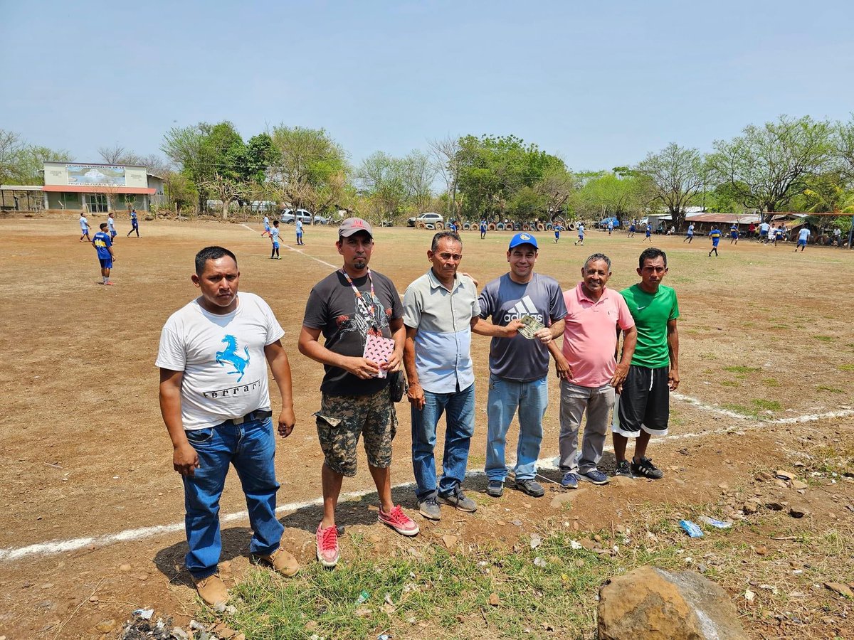 GANAOFICIAL's tweet photo. #LíderesNaranja apoyando a la juventud a través de actividades que permitan el sano esparcimiento y la convivencia en familia

Concejales de #Acajutla asistieron a Cantón Metalio, para hacer entrega de  premios en efectivo y sonido para la cuadrangular de fútbol que se realiza. https://t.co/m4tanPujy9