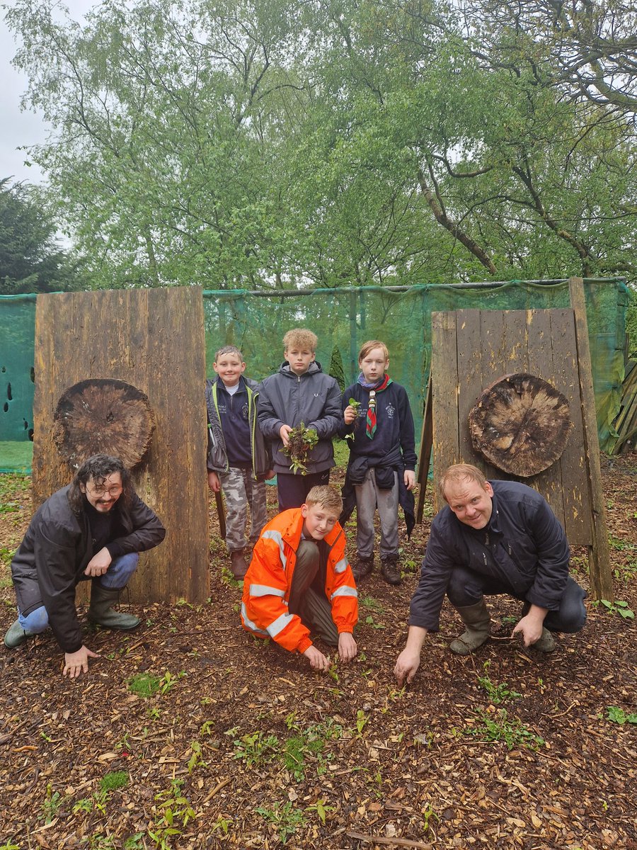 KlyScouts's tweet photo. Massive thank you to the beavers, cubs, scouts, explorers, network, leaders, parents, Young Farmers and the local community that came along to volunteer at Low Wood Scout Campsite and Activity Centre this morning for the #TheBigHelpOut despite the wet weather !! https://t.co/ysKUbGaOOj