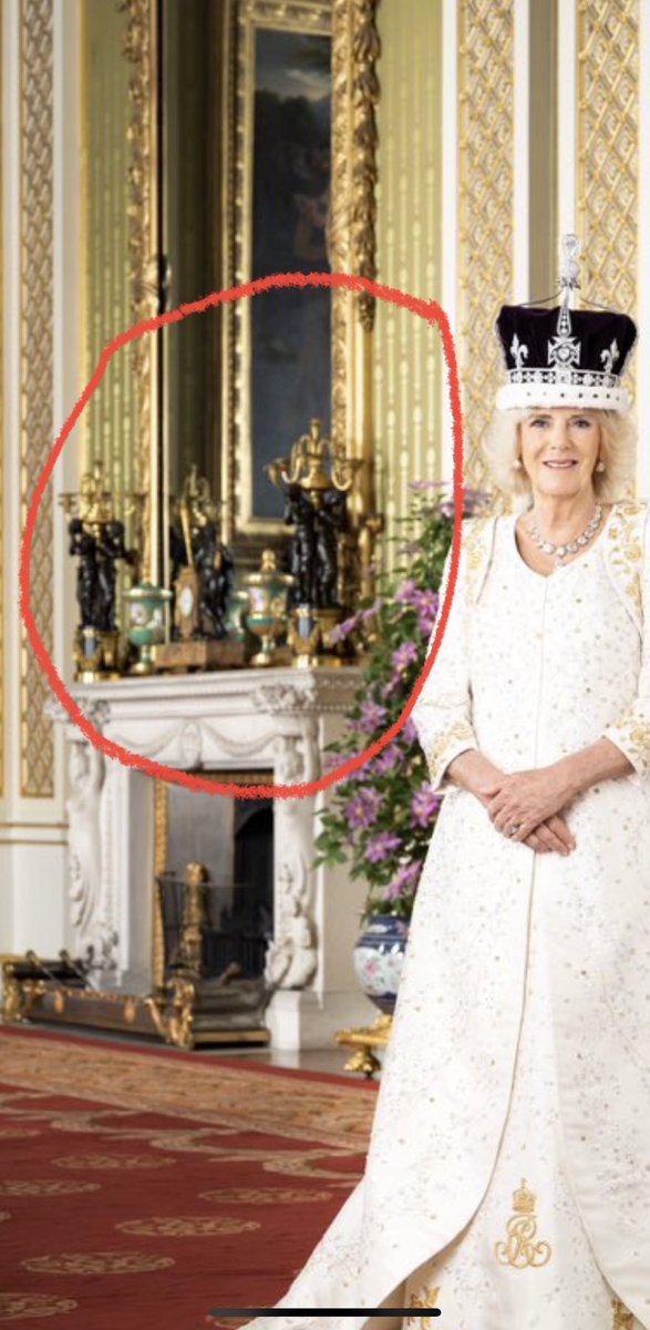 Please take a look at the background (surrounded) 😳

#RacistRoyalFamily