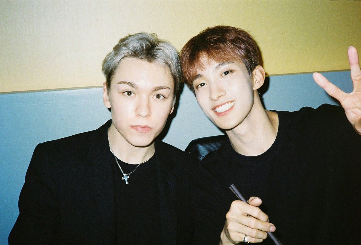 gitult's tweet photo. #SEVENTEEN 你兄弟俩拍照片的时候没商量好么。一个饭没咽完一个牙缝里还卡着辣椒皮 https://t.co/nNwUcF9Hrx
