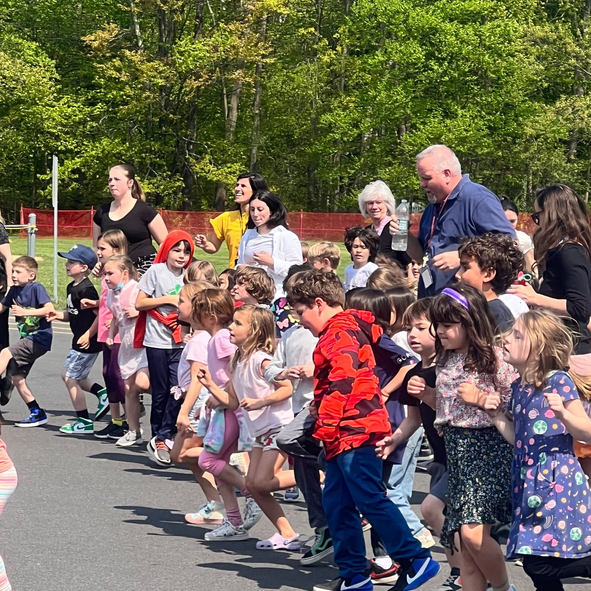 rhinebeckcsd's tweet photo. Project Aces, The World’s Largest Exercise Class was celebrated at CLS this afternoon. Thank you Mr. Yarnell &amp; Mr. Thomas for organizing this event for our students. @ClsHappenings https://t.co/s3UX840WEY
