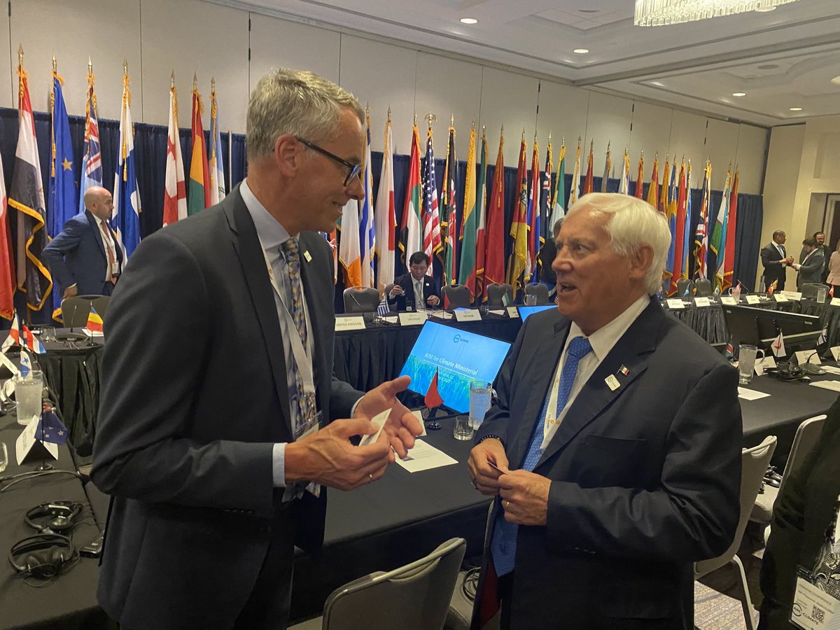 AgriMexico's tweet photo. At the @AIMforClimate Summit in Washington DC, which started today, our @minlnv Vice-Minister @JanKeesGoet had a good conversation with Mexican @Agricultura_mex Minister @vmva1950 about how we can collaborate to promote climate-smart #agriculture and innovation https://t.co/4sWP1AQTNZ