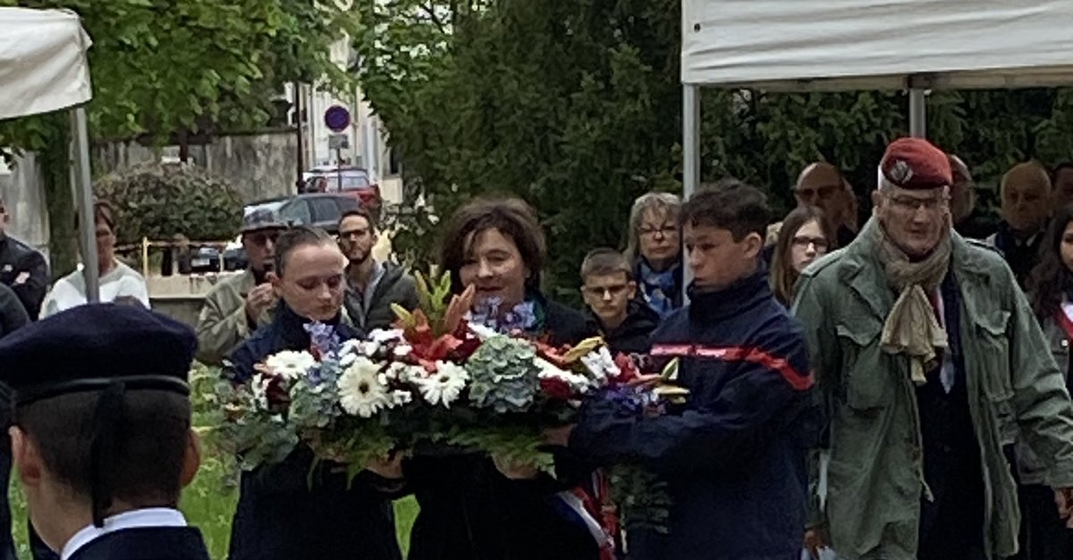 Je me suis rendue ce #8mai1945 à #Lizy sur Ourcq pour commémorer nos morts, victimes et déportés de la guerre la + dévastatrice du XXeme siècle. 50 millions de morts, 35 Ms de blessés et 3 Ms de disparus. 
Intronisation d’un jeune porte drapeau et d’un skieur alpin de blanc vêtu.