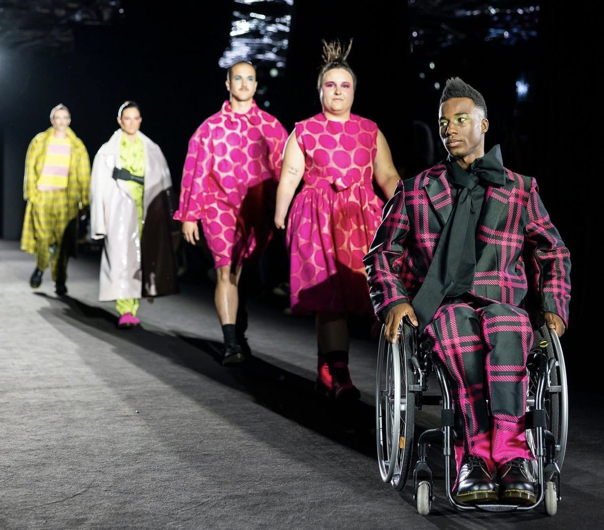 esdecirdiario's tweet photo. La pasarela 080 Barcelona Fashion ha acogido el primer desfile de moda inclusiva, llevado a cabo por Free Form Style, en el que participaron modelos con diversidad funcional.

Sin duda, un desfile para derribar estereotipos y cánones de belleza impuestos y representar socialmente la amplia variedad de cuerpos y tamaños que existe en el mundo.

Fotografías: 080 Barcelona Fashion