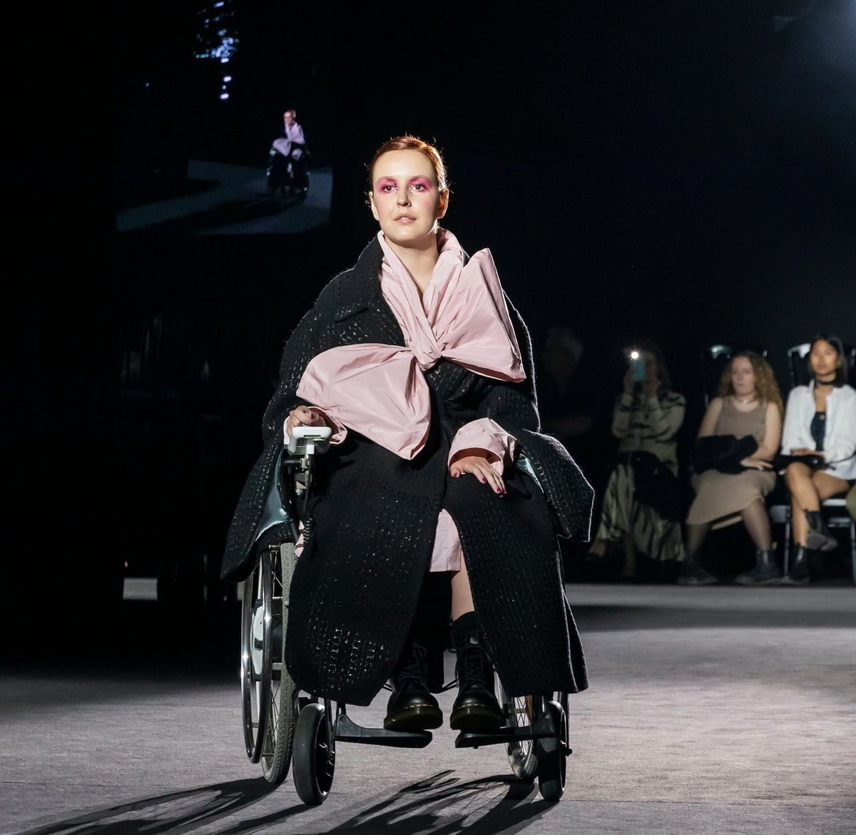 esdecirdiario's tweet photo. La pasarela 080 Barcelona Fashion ha acogido el primer desfile de moda inclusiva, llevado a cabo por Free Form Style, en el que participaron modelos con diversidad funcional.

Sin duda, un desfile para derribar estereotipos y cánones de belleza impuestos y representar socialmente la amplia variedad de cuerpos y tamaños que existe en el mundo.

Fotografías: 080 Barcelona Fashion