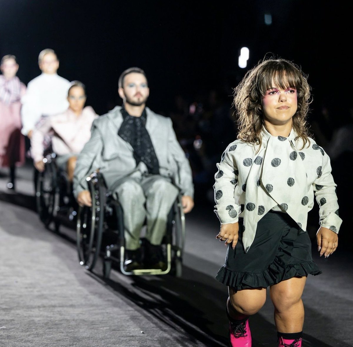 esdecirdiario's tweet photo. La pasarela 080 Barcelona Fashion ha acogido el primer desfile de moda inclusiva, llevado a cabo por Free Form Style, en el que participaron modelos con diversidad funcional.

Sin duda, un desfile para derribar estereotipos y cánones de belleza impuestos y representar socialmente la amplia variedad de cuerpos y tamaños que existe en el mundo.

Fotografías: 080 Barcelona Fashion