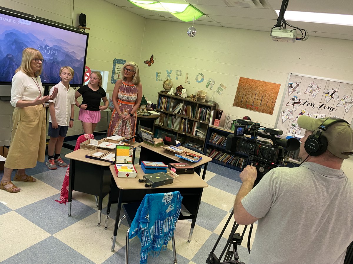 Intervention Specialist Deb Covey & a pair of 4th grade @Boro_DennisNews students, were interviewed by 'Springboro 45066' Co-Host Carrie Robbins to speak about a 'Cultural Curators' project. (Starts at 7:35) - youtube.com/watch?v=wfUrLD… @SpringboroSuper @Boro_Treasurer @cityofboroOH