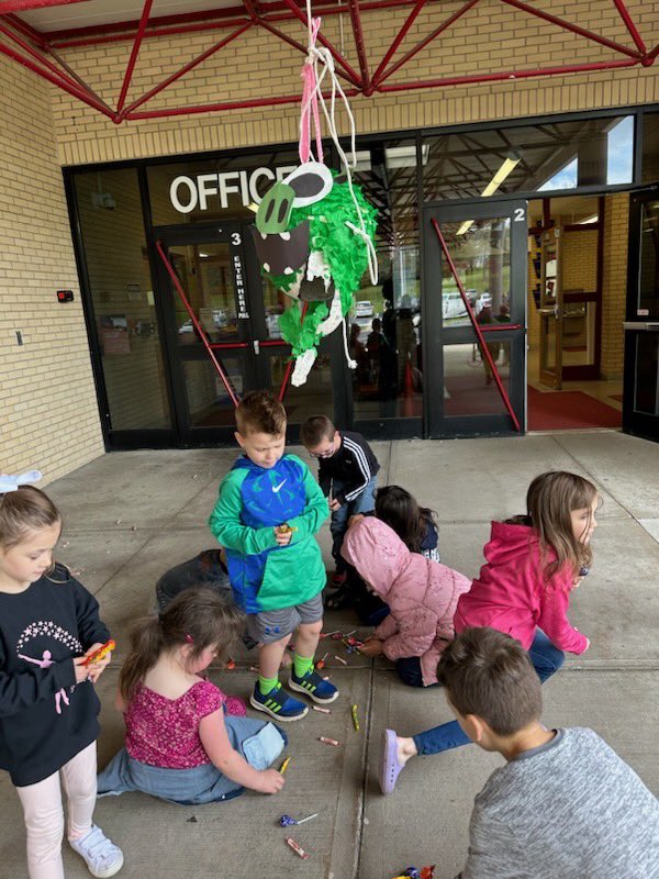 MEC Kindergarten Celebrates Cinco De Mayo

The Moscow Elementary Kindergarten classes celebrated Cinco De Mayo on May 5th! The students enjoyed celebrating with the piñatas that were donated by Mrs. Dunda's 8th grade Spanish students.