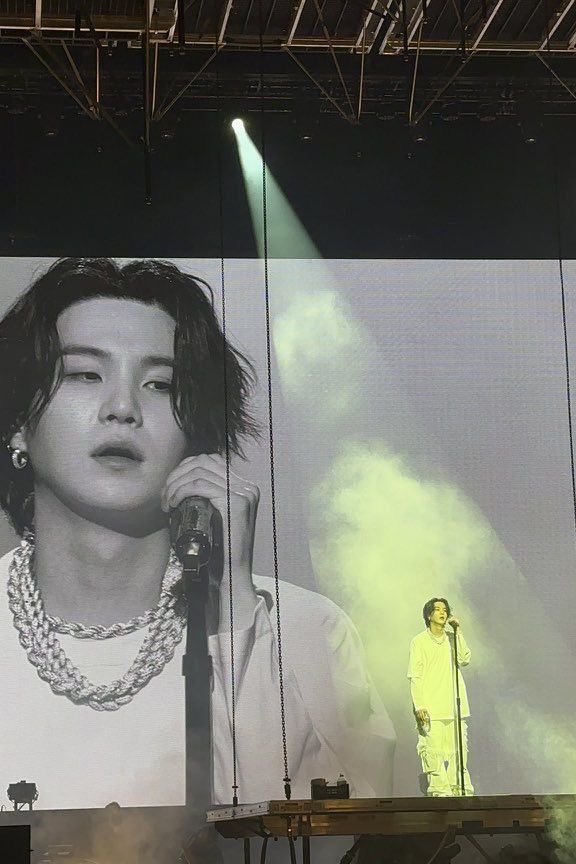 hourIysuga's tweet photo. he’s everything https://t.co/tZ1yWqsZb0