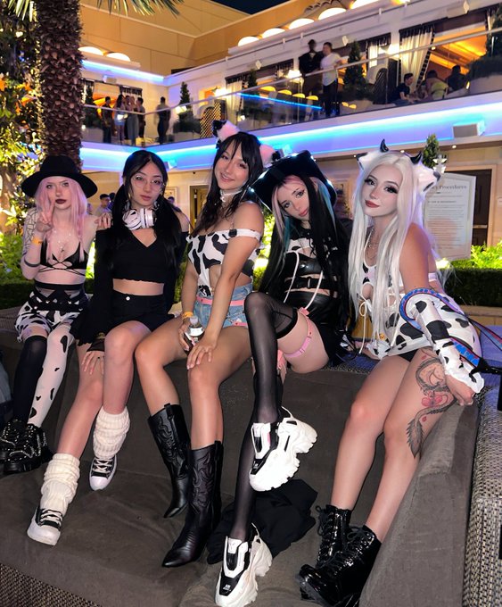 E-girls night out ? https://t.co/RbjxwWpaap