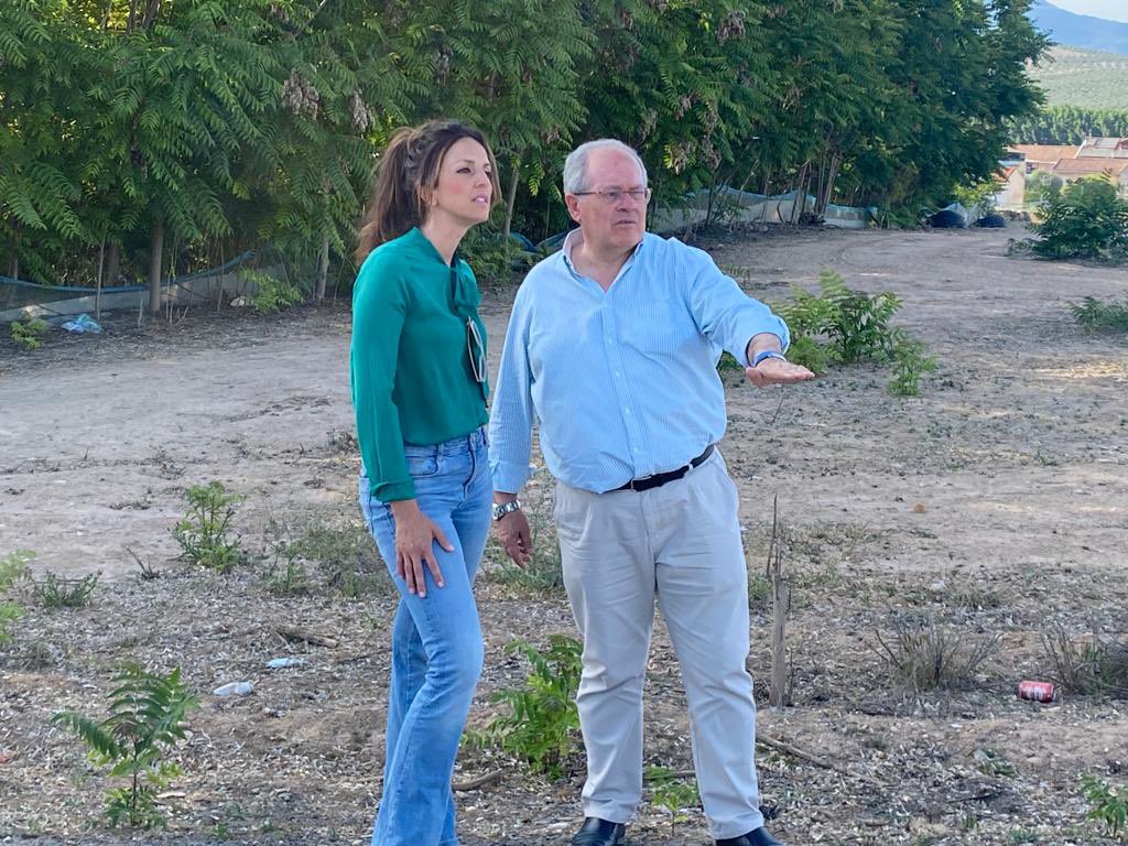 antonioayllon59's tweet photo. Con nuestra Candidata de PP en #PinosPuente @CristinaGuzman visitando #Trasmulas y su enlace con la A92. https://t.co/dmQ1PBuVb4