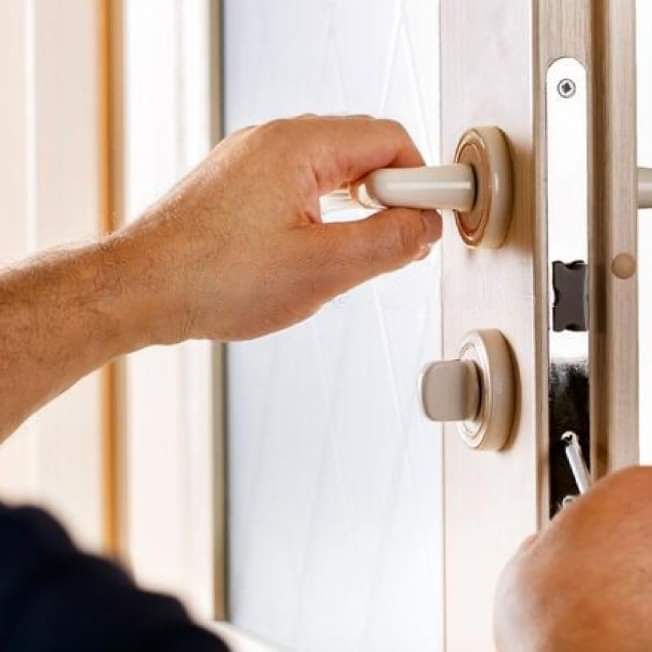 keysexpertsa's tweet image. Did you recently move into a new home or business? 🔑🔒 Let us help you with lock rekey services to ensure your property is secure. #LockRekey #ResidentialLocksmith #CommercialLocksmith