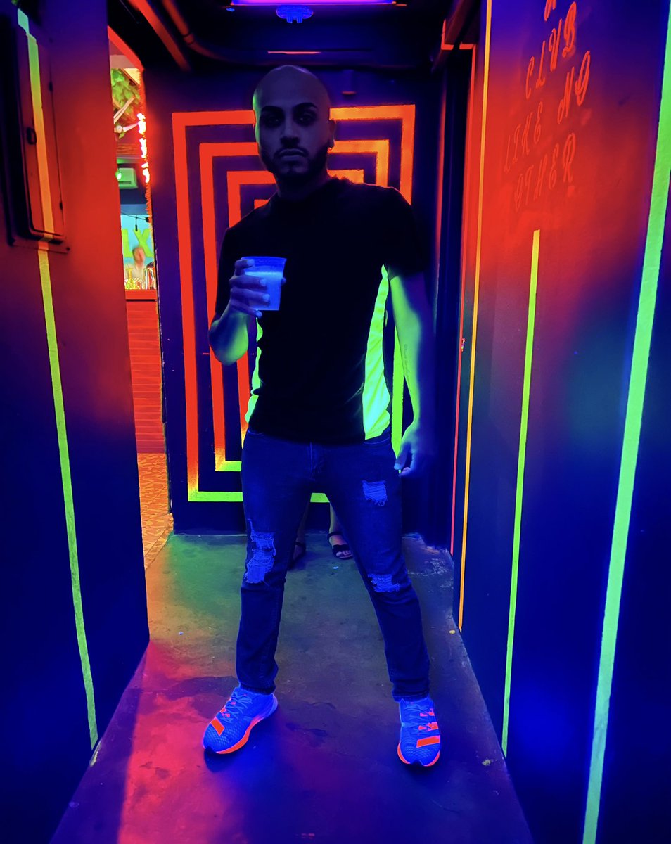 RobertoAgron's tweet photo. Quiere que le ponga música pa que baile hasta abajo la bebe, bebimos un par de botellas y aún así recuerda que lo hicimos ayer 🥂🎵
Barril Sin Fondo, Mayagüez 📍
#LucesNeon 🌈😎 #dark 🌑 https://t.co/6bbsN4OsYy