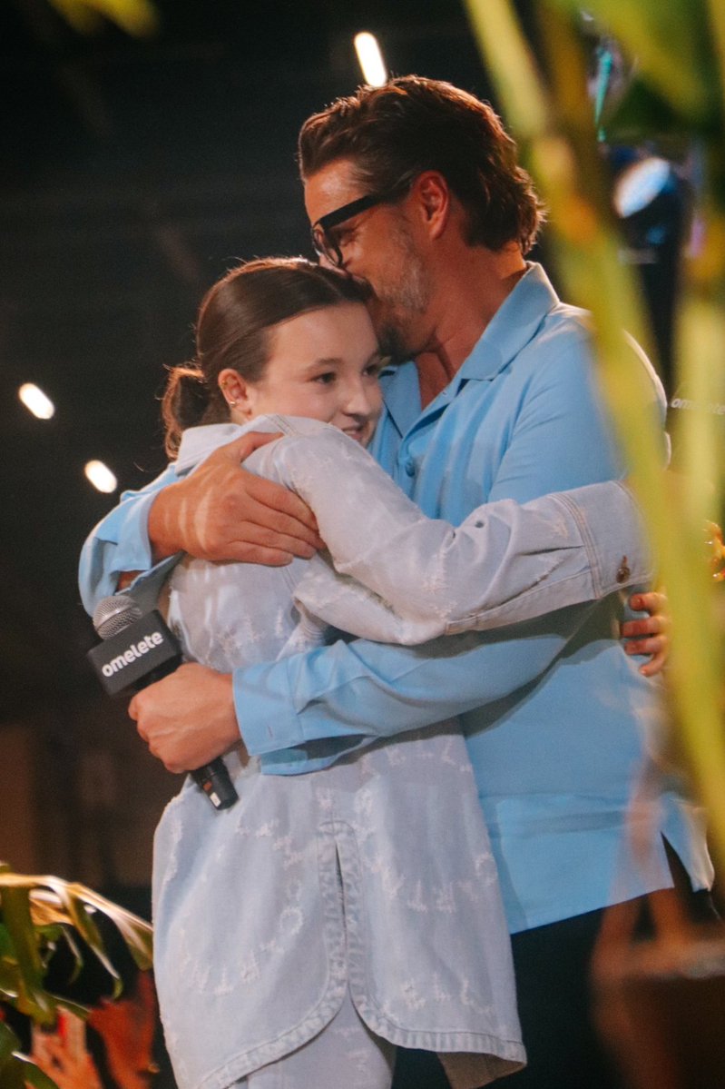TheLastOfUsBR's tweet photo. 🚨 Em discurso no MTV Awards, Bella Ramsey disse que não consegue imaginar fazer The Last of Us sem Pedro Pascal

"Obrigada a todos os fãs que amam a série e continuam nos apoiando. Eu e Pedro amamos um ao outro profundamente. Eu o amo e não consigo imaginar fazer isso sem ele." https://t.co/018NodQBxX